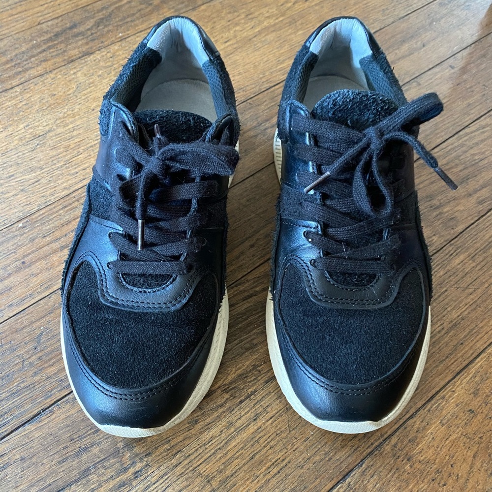 Tread sneaker!